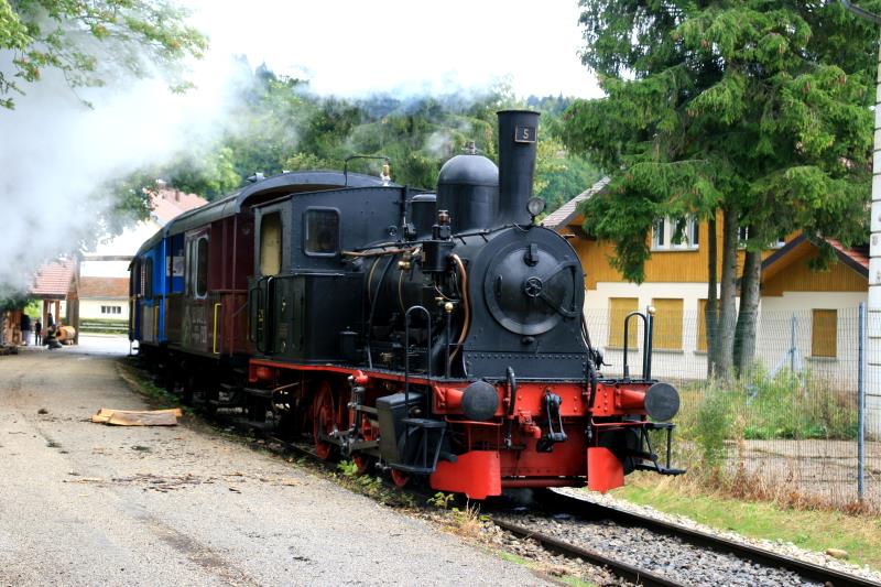 Lok Nr. 5 - eine E 3/3 Tigerli - steht abfahrtbereit in Les H�pitaux Neufs; 27.08.2011