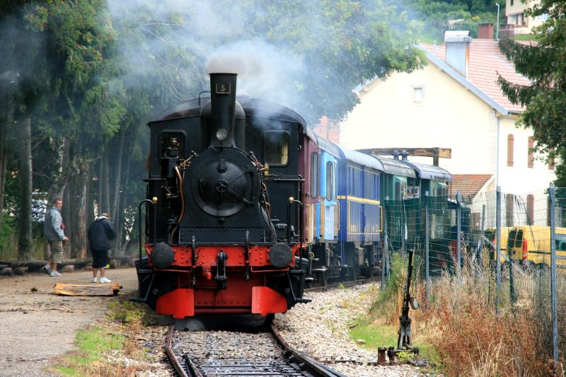Lok Nr. 5 - eine E 3/3 Tigerli - steht abfahrtbereit in Les Hpitaux Neufs; 27.08.2011