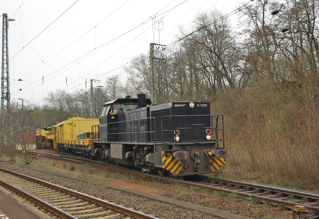 Lok Nr. 500 1570 der MRCE zieht nach einem Signalhalt ihren Bauzug weiter in Richtung Sden. Aufgenommen am 08.04.2010 in Eichenberg.