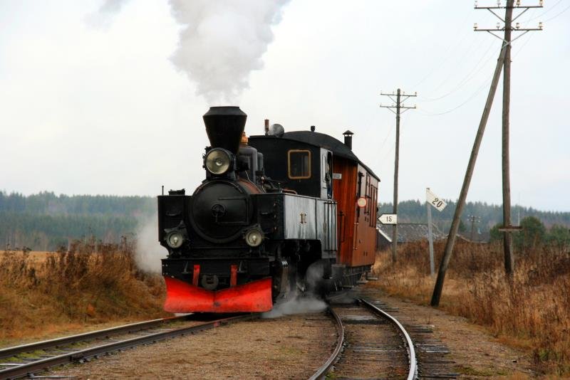 Lok Nr. 7  Prydz  fhrt mit einem Personenzug in den Bahnhof Fossom ein; 29.11.2009