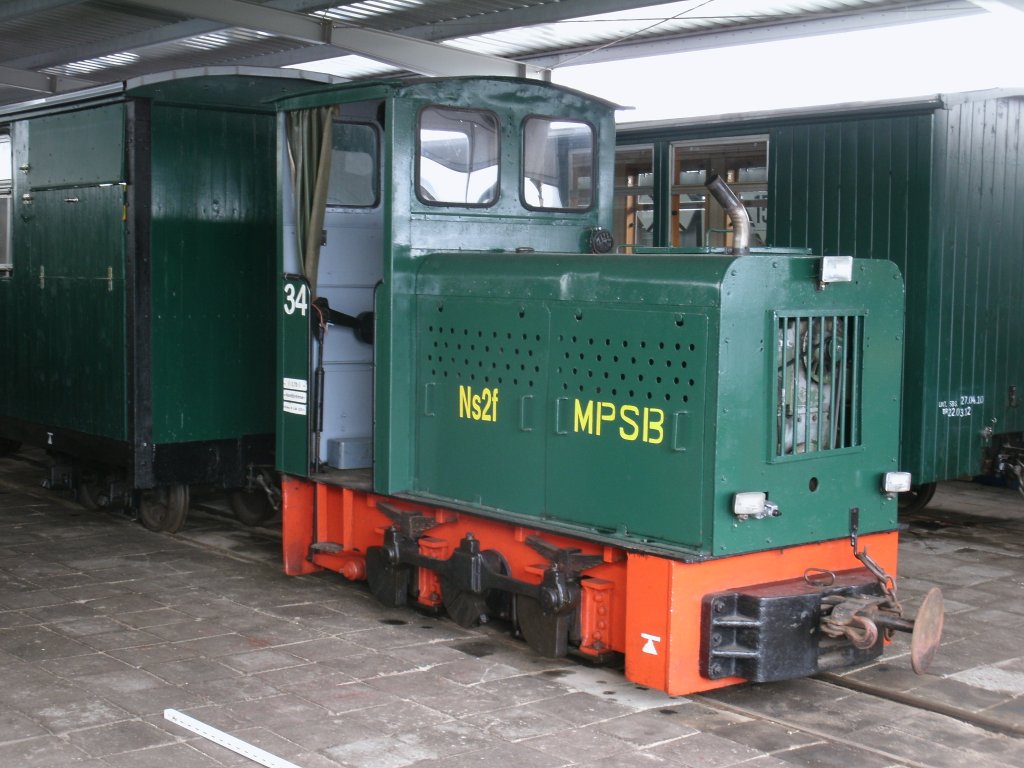 Lok Nr.34 ist eine Ns2f Diesellok auf 600 mm Spurweite.Die Lok zhlt zum Bestand von der MPSB.Die Lok stand am 13.April 2013 im Schwichtenberger Lokschuppen und konnte durch das geffnete Tor fotografiert werden.