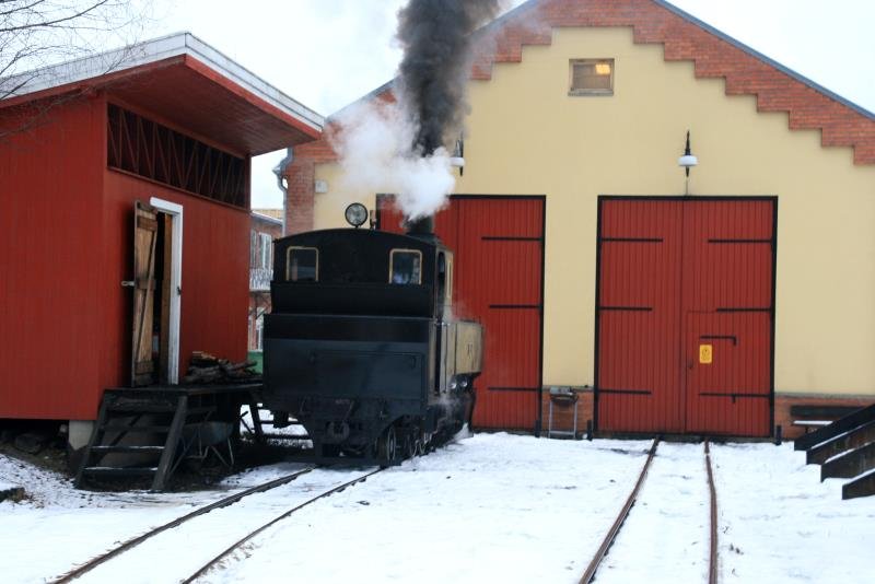 Lok Nr.7 wird vor ihrer Reise mit dem Juletoget bekohlt. Srumsand, 06.07.2009