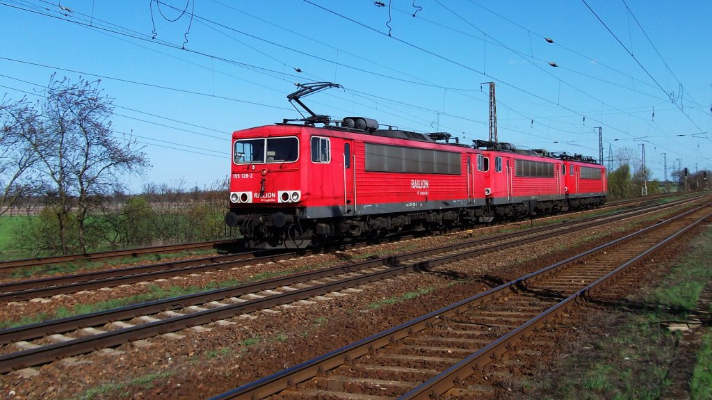 Lok Nummer 155 128-2 und zwei andere 155er in Saarmund Berliner Aussenring 09.04.2011