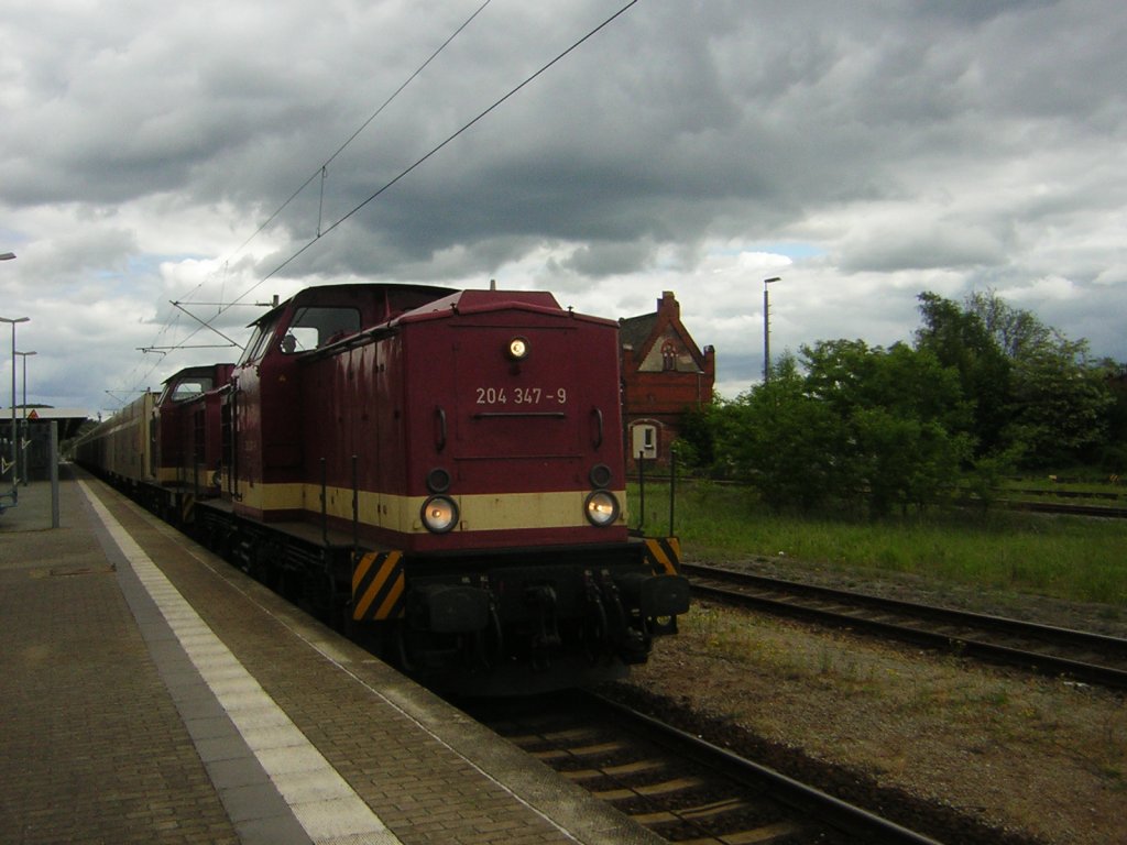 Lok Nummer 204 347-9 mit Hackschnitzelzug nach Stendal in Rathenow 15.5.2011

__.__.1971     Auslieferung an DR - Deutsche Reichsbahn  110 347-2   
30.03.1971     Abnahme  
01.04.1971     Indienststellung  
10.10.1983     Umbau in  112 347-0   
01.01.1992     Umzeichnung in  202 347-1   
01.01.1994     => DB AG - Deutsche Bahn AG, GB Traktion  202 347-1   
01.01.1998     => DB AG - Deutsche Bahn AG, GB Nahverkehr  202 347-1   
14.08.1998     z-Stellung  
15.08.1998     Ausmusterung [Bh Meiningen]  
__.__.199x     an SFZ - Schienenfahrzeugzentrum Stendal  202 347-1   
01.11.2002     => ALS - ALSTOM Lokomotiven Service GmbH, Stendal  202 347-1   
27.04.2007     an MTEG - Muldental Eisenbahnverkehrsgesellschaft mbH, Meerane  204 347-9  
[NVR-Nummer: 98 80 3202 347-1 D-MTEG] 
(angeschrieben steht allerdings 90 80 3202 347-1 D-MTEG) 
