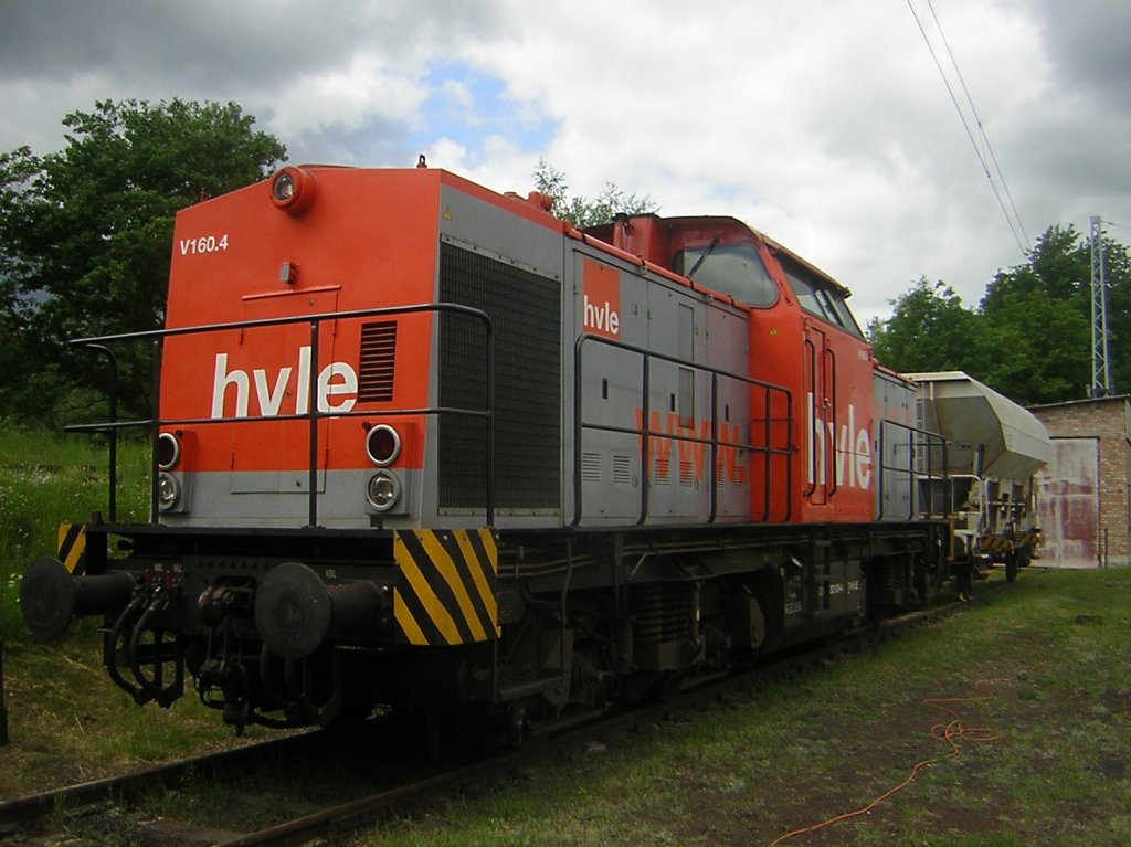 Lok nummer V160.4 der hvle Eisenbahnfest Elstal 15.5.2011

__.__.1975     Auslieferung an DR - Deutsche Reichsbahn  110 814-1   
11.07.1975     Abnahme  
18.07.1975     Indienststellung  
14.01.1987     Umbau in  112 814-9   
01.01.1992     Umzeichnung in  202 814-0   
01.01.1994     => DB AG - Deutsche Bahn AG, GB Traktion  202 814-0   
01.01.1998     => DB AG - Deutsche Bahn AG, GB Nahverkehr  202 814-0   
15.01.1999     z-Stellung  
15.01.1999     Ausmusterung  
__.__.199x     an SFZ - Schienenfahrzeugzentrum Stendal  202 814-0   
01.11.2002     => ALS - ALSTOM Lokomotiven Service GmbH, Stendal  202 814-0  [Mietpool 11]  
01.11.2006     an hvle - Havell�ndische Eisenbahn AG, Berlin-Spandau  V 160.4   
01.01.2007     Vergabe der NVR-Nummer   92 80 1203 109-4 D-HVLE   
      21.02.2008 - 03.04.2008Vermietung an mkb - Mindener Kreisbahnen GmbH, Minden  V 160.4   
