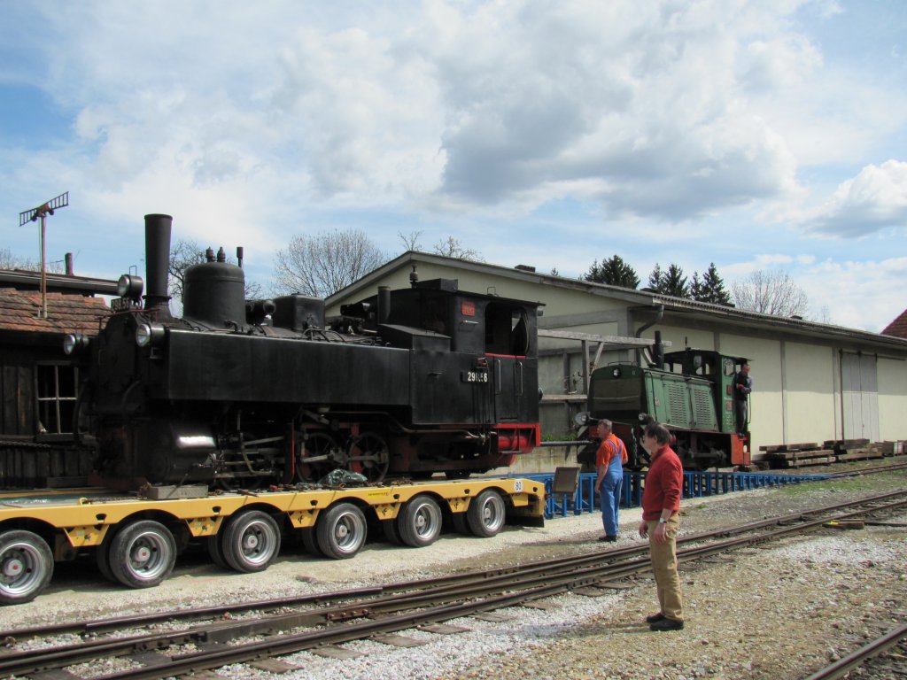 Lok O&K 6 zieht die kalte, alte Dame vom LKW . Stainz 5.04.2011