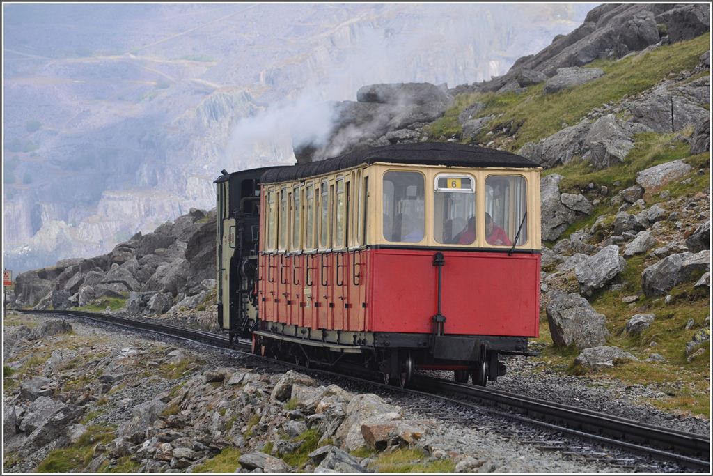 Lok  Padarn  rattert Richtung Llanberis. Ausser diesem felsigen Abschnitt luft die Trassee meist ber Wiesen und eine Wanderung entlang der Strecke ist fast berall mglich.(06.09.2012)