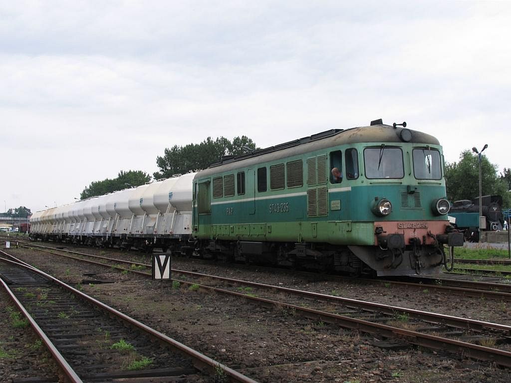 Lok ST43-235 mit Gterzug in Wolsztyn (11-7-2007).