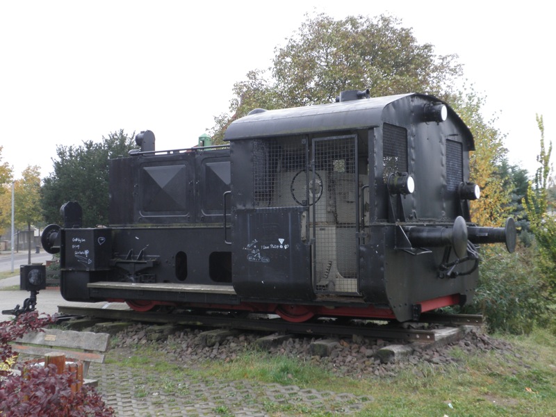 Lok steht in Gerwisch ( Nhe Magdeburg) und   hat die Waggons aus den Kiesgruben aus der Elbaue nach dem Bahnhof Gerwisch gebracht . Aufnahmen vom Oktober 2011