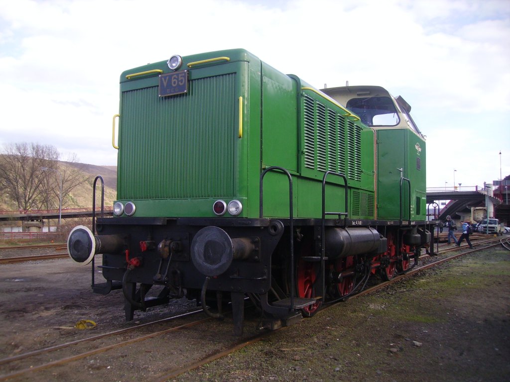 Lok V65 der Brohltalbahn steht im Gterbahnhof Brohl am 2.4.10