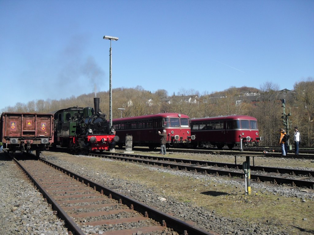 Lok  WALDBRL  und zwei VT98er stehen im Gelnde des Bw Gerolstein am 6.4.10.