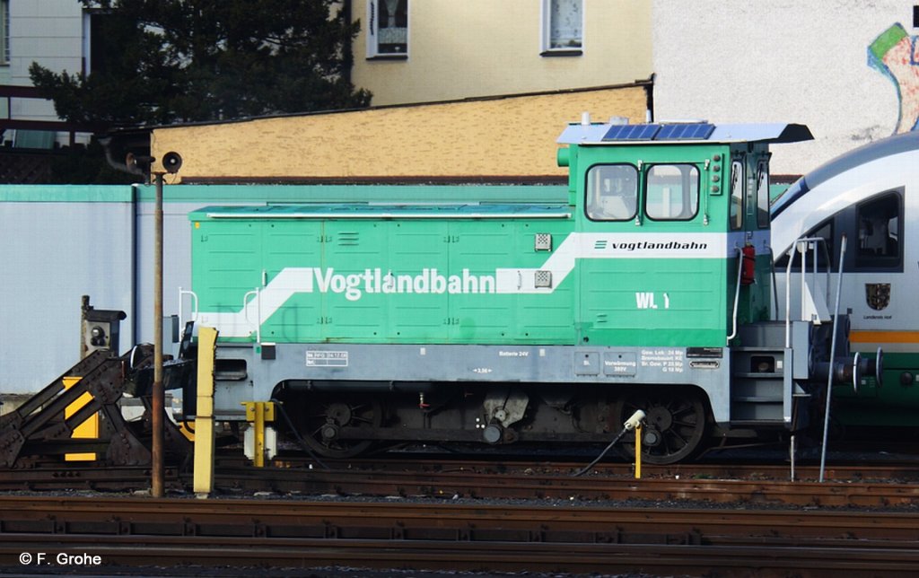 Lok WL1 Vogtlandbahn 312 150, ex DR 102 gebaut von LKM Babelsberg, KBS 855 Regensburg - Hof, fotografiert aus dem vorbeifahrenden Zug heraus im Bahnhof Weiden am 20.02.2012