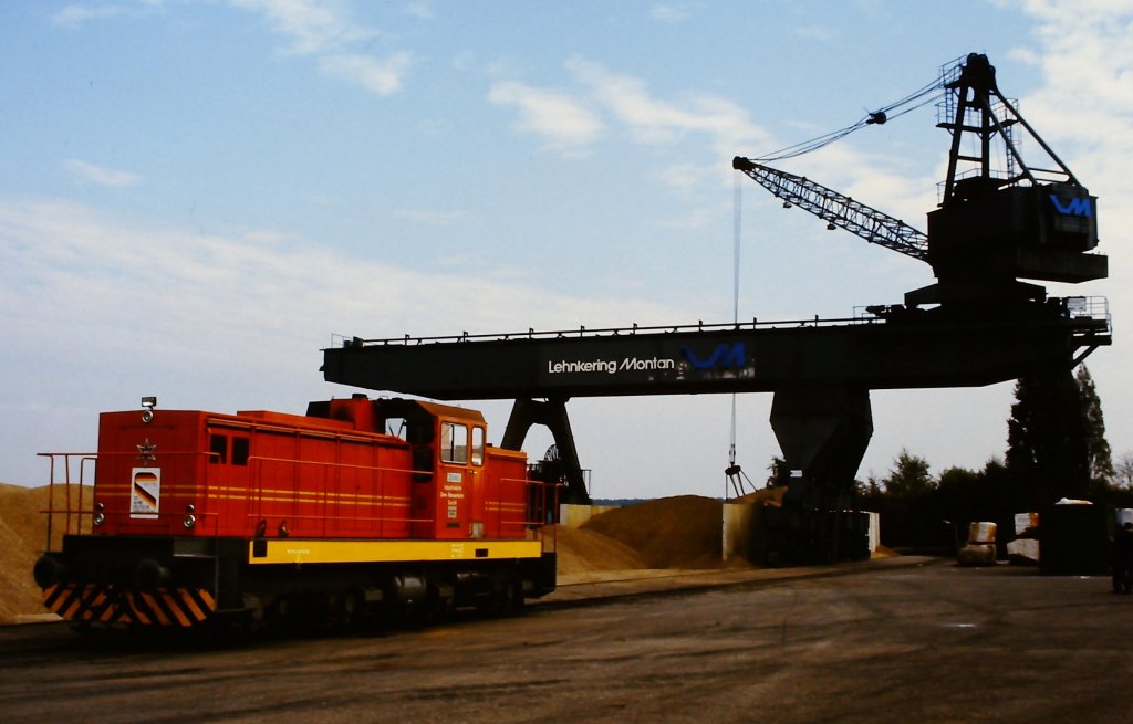 Lok Zons der Industriebahn Nievenheim-Zons (Henschel DHG 1200 BB) Mitte der 1980er Jahre in Dormagen.
