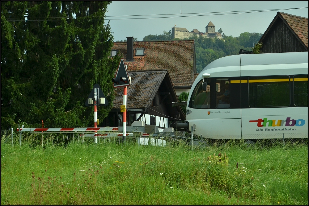 Lokalbahnatmosphre mit GTW unter der Burg Hohenklingen. Stein am Rhein im August 2010.