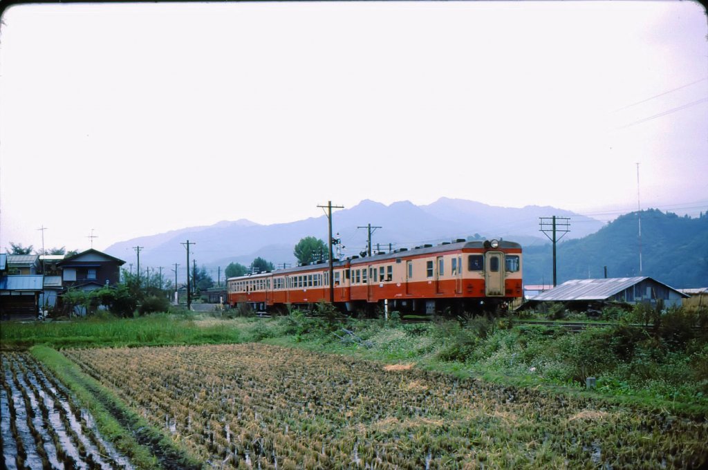 Lokalbahnen früher: Ein bunt zusammengestellter Zug aus drei Fahrzeuggenerationen mit Personen- /Gepäck- /Posttriebwagen KIHAYUNI 26 56 (キハユニ26 56) an erster Stelle bei Aizu Tajima im Bergland nördlich von Tokyo. Solche Züge wären heute undenkbar, und die Strecke ist längst an die Kommunen bzw. private Betreiber abgestossen. 3.Oktober 1977. (Die 59 Wagen der Serie KIHAYUNI 26 wurden 1958 und 1963 gebaut und bis etwa 1982 ausgemustert. Zur Bezeichnung: KI=Dieseltriebwagen, HA=Personen-, YU=Post-, NI=Gepäcktransport)
