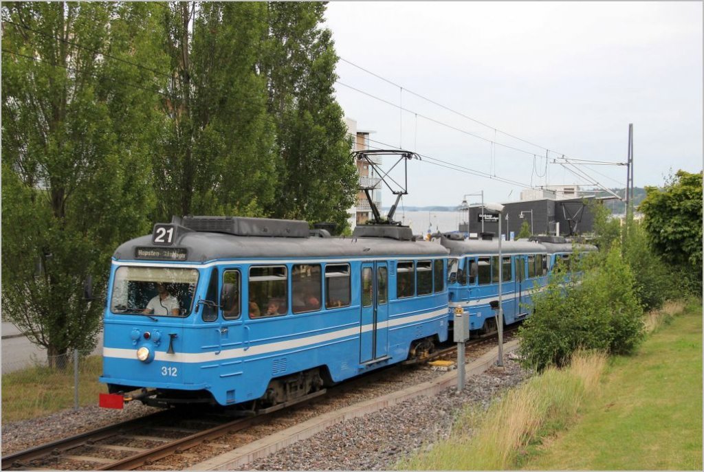 Lokalbahnromantik Lidingbanan: Der 3-Wagen Zug verlsst die am Ufer gelegene Endstation Gashaga brygga Richtung Ropsten. 25.7.12