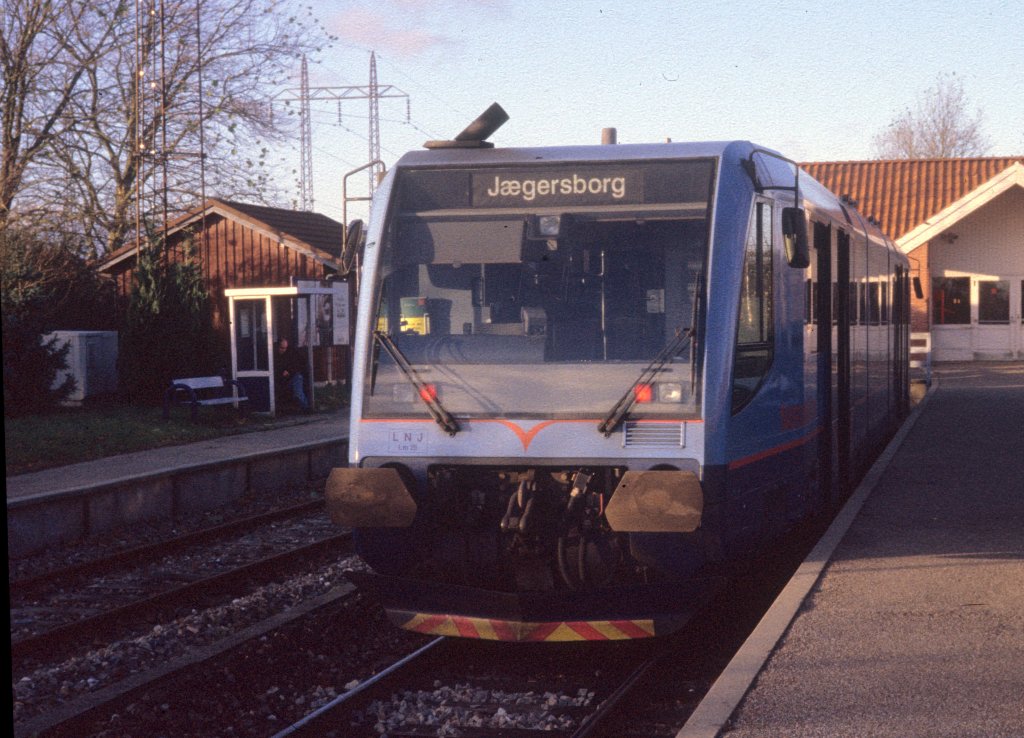Lokalbanen (bis 2002: Lyngby-Nærum-Jernbane) Lm 25 Nærum station (: Bahnhof Naerum) im November 2004. - Scan eines Diapositivs. Kamera: Leica CL.
