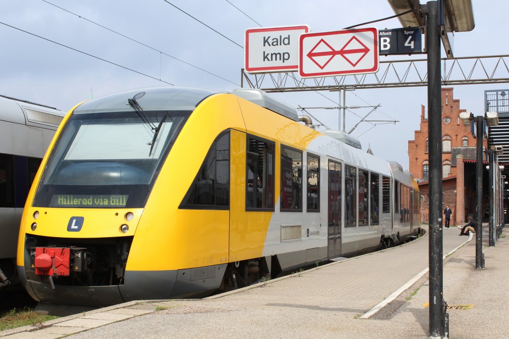 Lokalbanen LINT 41 DSB-Bahnhof Helsingr (Gleis 4) am 22. Juni 2013. - Dieser Triebzug fhrt auf der Strecke Helsingr - Hillerd ber Hornbk und Gilleleje.