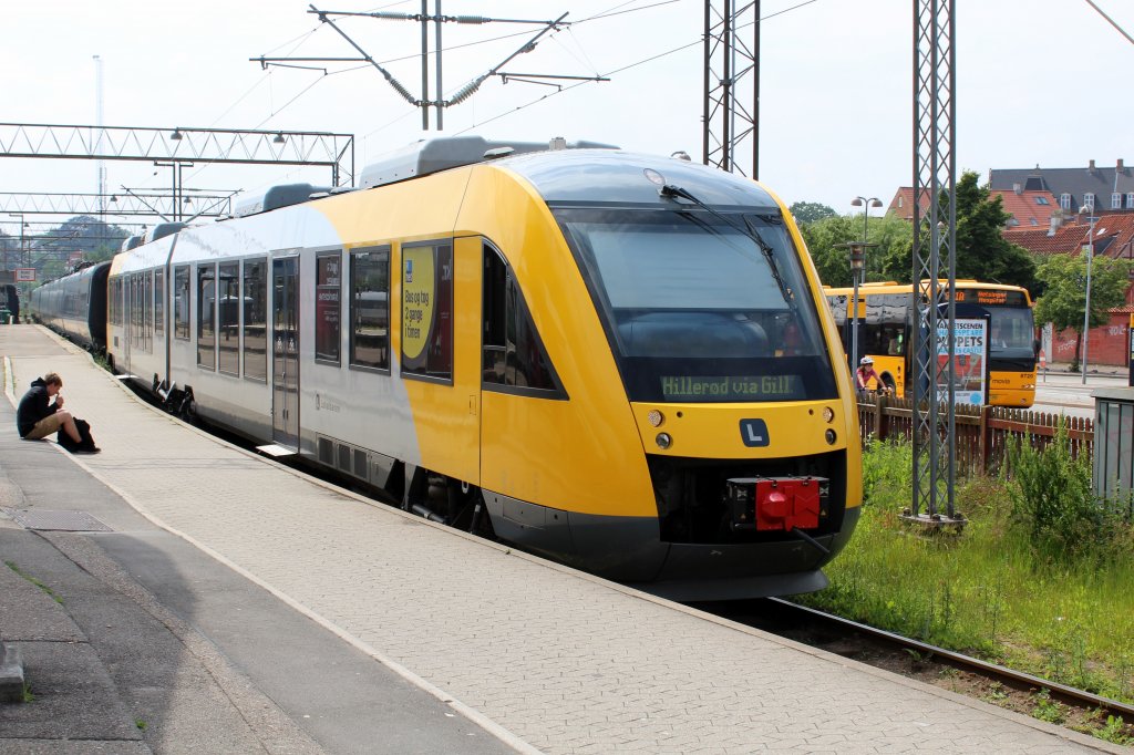 Lokalbanen LINT 41 DSB-Bahnhof Helsingr (Gleis 4) am 22. Juni 2013.