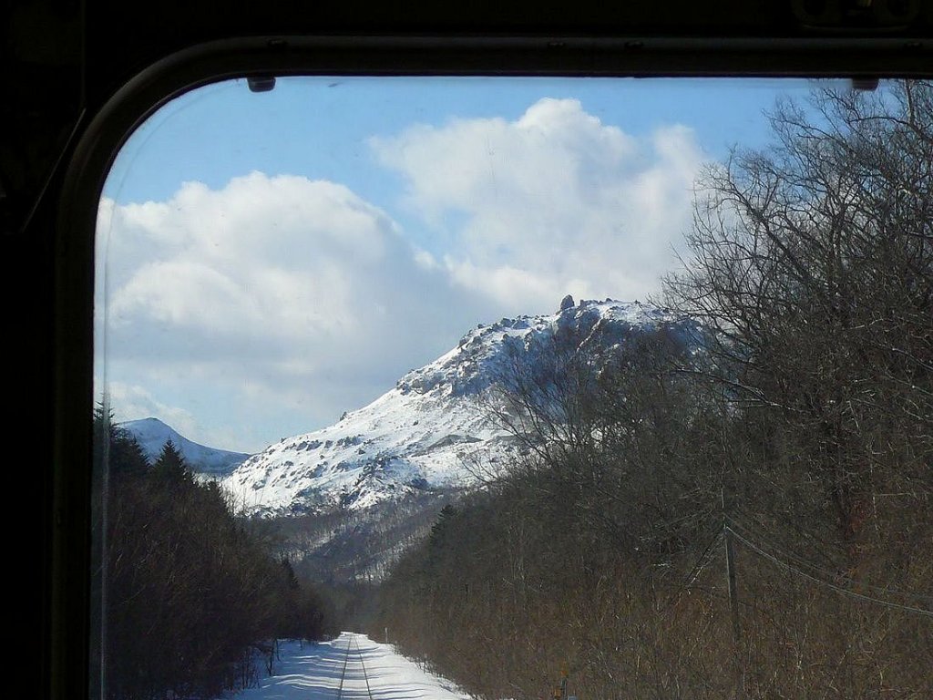 Lokalverkehr in Ost-Hokkaido: Blick aus dem mittleren Frontfenster von KIHA 54 514 (öffentlich zugänglich) direkt auf den Vulkan  Schwefelberg  (Iôzan, in der Ortssprache Atosanupuri). Vor Kawayu Onsen, 18.Februar 2009. SEMMÔ-LINIE 