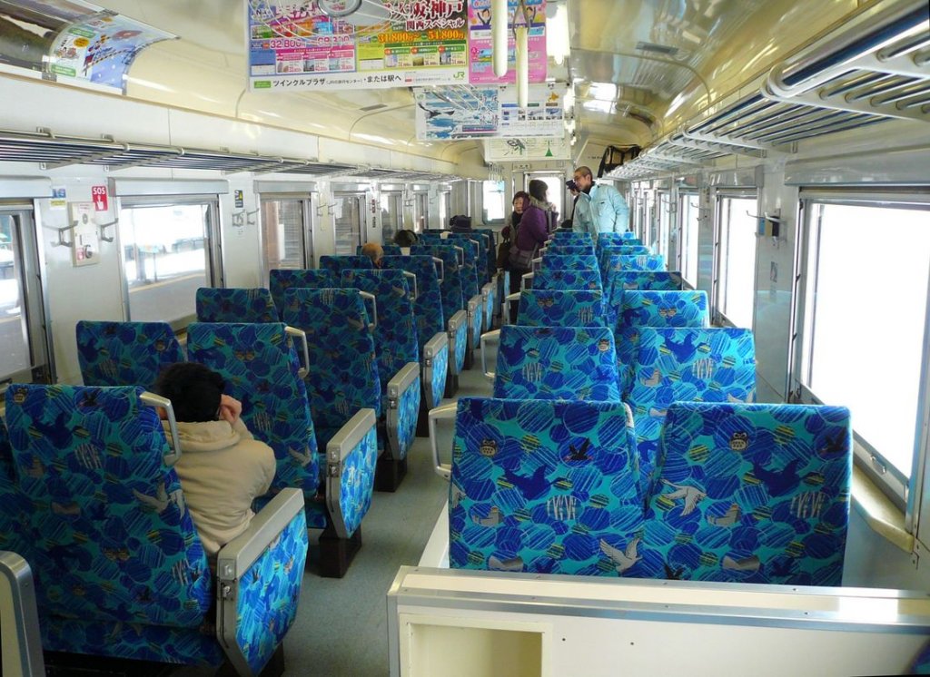 Lokalverkehr in Ost-Hokkaido: Der gefällige Innenraum des Wagens KIHA 54 514. 18.Februar 2009. SEMMÔ-LINIE 