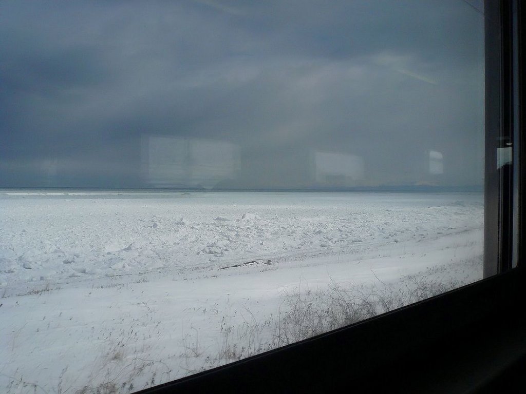 Lokalverkehr in Ost-Hokkaido: Fahrt im Triebwagen KIHA 54 514. Es ist jedesmal ein atemberaubendes Erlebnis, dem Ochotskischen Meer entlang zu fahren, wenn die ganze Küste zugefroren ist. Zwischen Mokoto und Kitahama, 18.Februar 2009. SEMMÔ-LINIE 