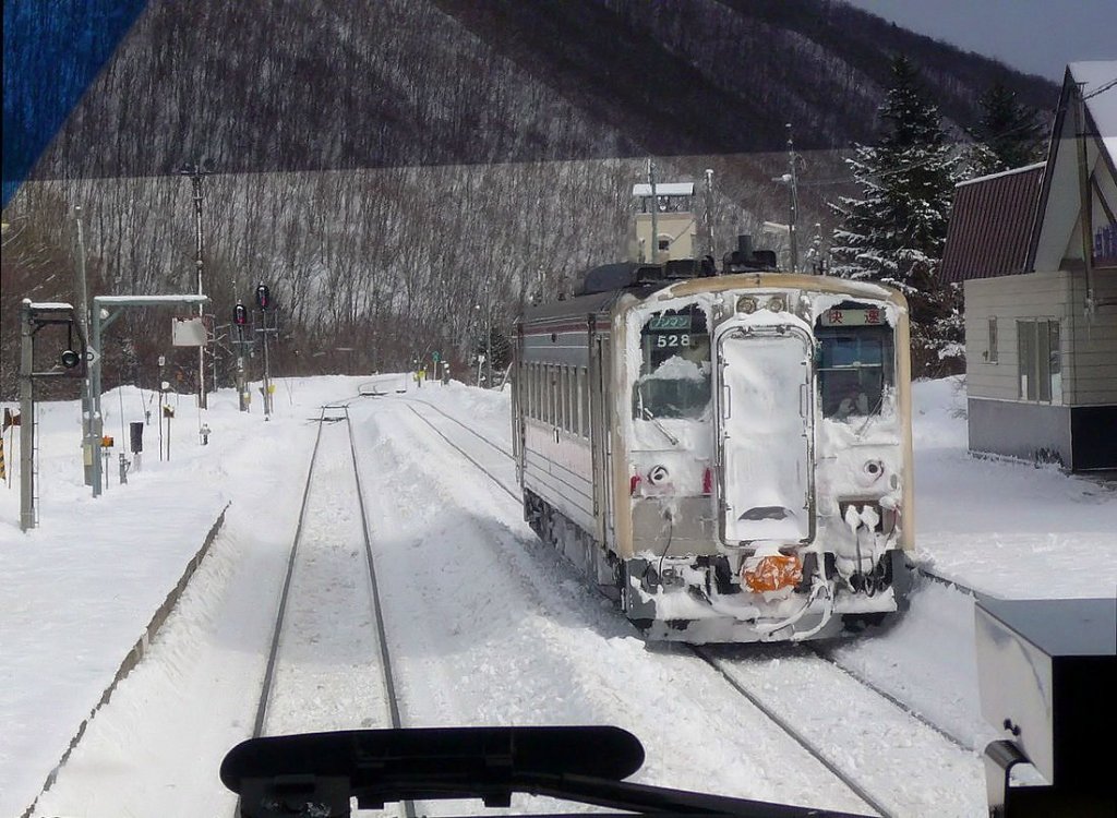 Lokalverkehr in Ost-Hokkaido: Im tief verschneiten Shirataki an der nördlichen Pass-Strecke zwischen West- und Ost-Hokkaido wartet KIHA 54 528. 17.Februar 2009 (Aufnahme durch die verglaste Führerstandsrückwand eines Panoramawagens) SEKIHOKU-HAUPTLINIE