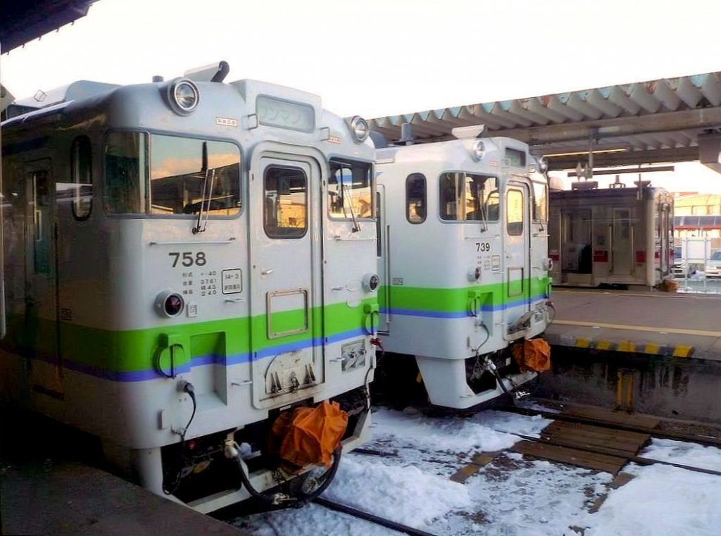 Lokalverkehr in Ost-Hokkaido: In Kushiro warten drei Lokalzüge auf Abfahrt; man erkennt, mit welcher Präzision japanische Lokführer ihre Züge millimetergenau am Bahnsteig zum Halten bringen, so dass man im voraus genau bei den Türen anstehen kann. Vorn KIHA 40 758 und 739, hinten KIHA 54 507. 18.Februar 2009. NEMURO-HAUPTLINIE
