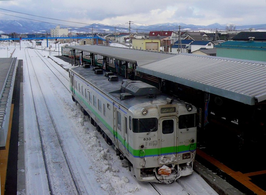 Lokalverkehr in Ost-Hokkaido: KIHA 40 833 stellt sich für den Abendzug nach Abashiri in Shiretoko Shari bereit. Gut sichtbar ist der Wassertank für die Toilette auf dem Dach. 17.Februar 2009. SEMMÔ-LINIE 