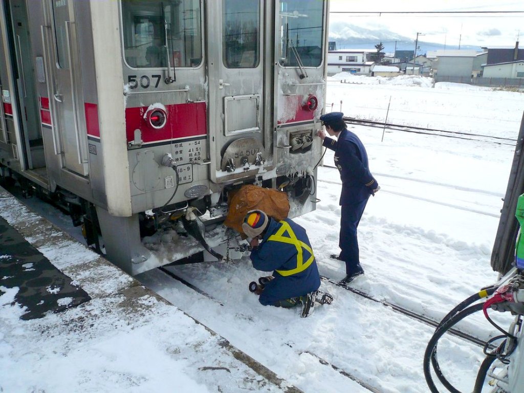 Lokalverkehr in Ost-Hokkaido: KIHA 54 507 hat den KIHA 40 721 von Abashiri nach Shiretoko Shari mitgebracht; jetzt werden die beiden Wagen entkuppelt und die Kupplung des KIHA 54 507 verpackt. 18.Februar 2009. SEMMÔ-LINIE 