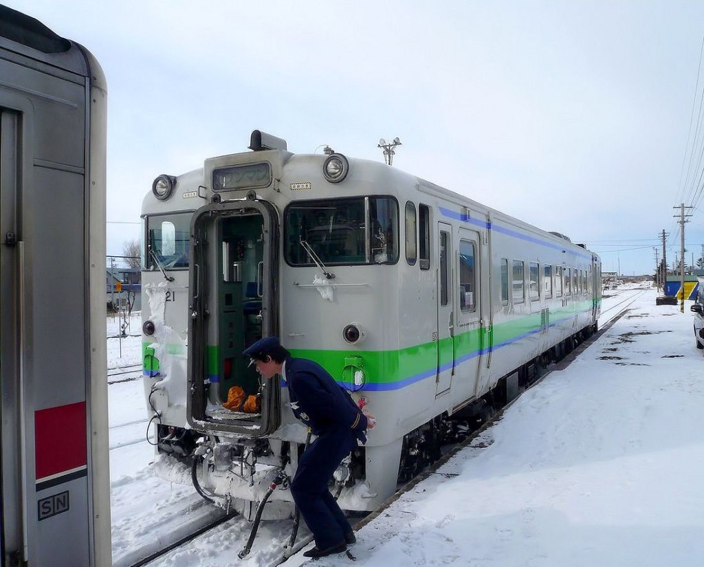 Lokalverkehr in Ost-Hokkaido: Schaffner vor dem Sprung - Triebwagen KIHA 40 721 wurde vom KIHA 54 507 abgekuppelt und etwas zurückgefahren. Shiretoko Shari, 18.Februar 2009. SEMMÔ-LINIE  
