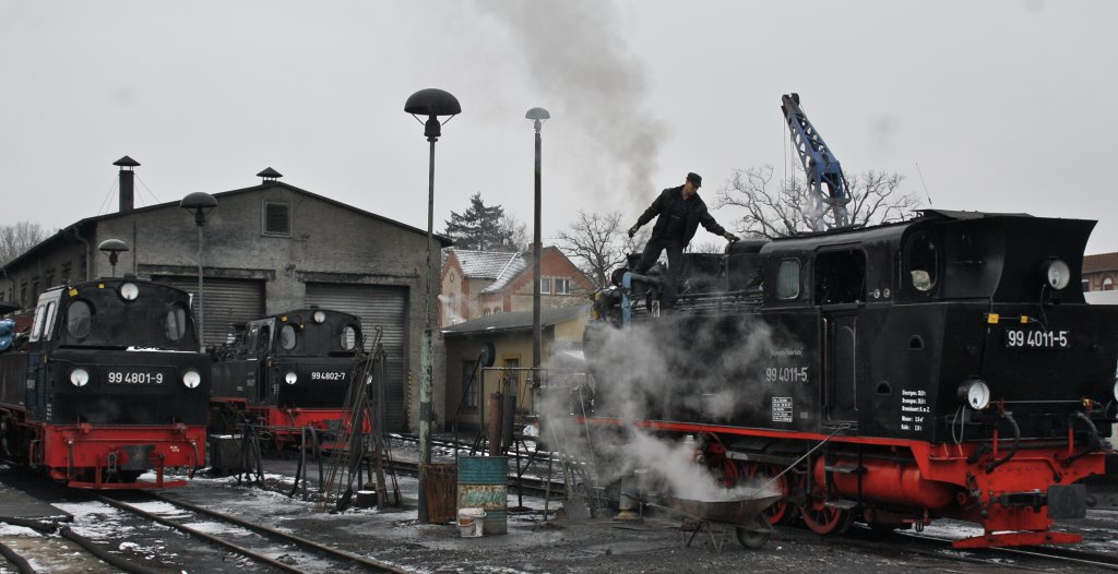 Lokbesteigung - Lok 99 4011 wird vorbereitet zur planmigen Fahrt von Putbus nach Ghren. (31.01.2011)