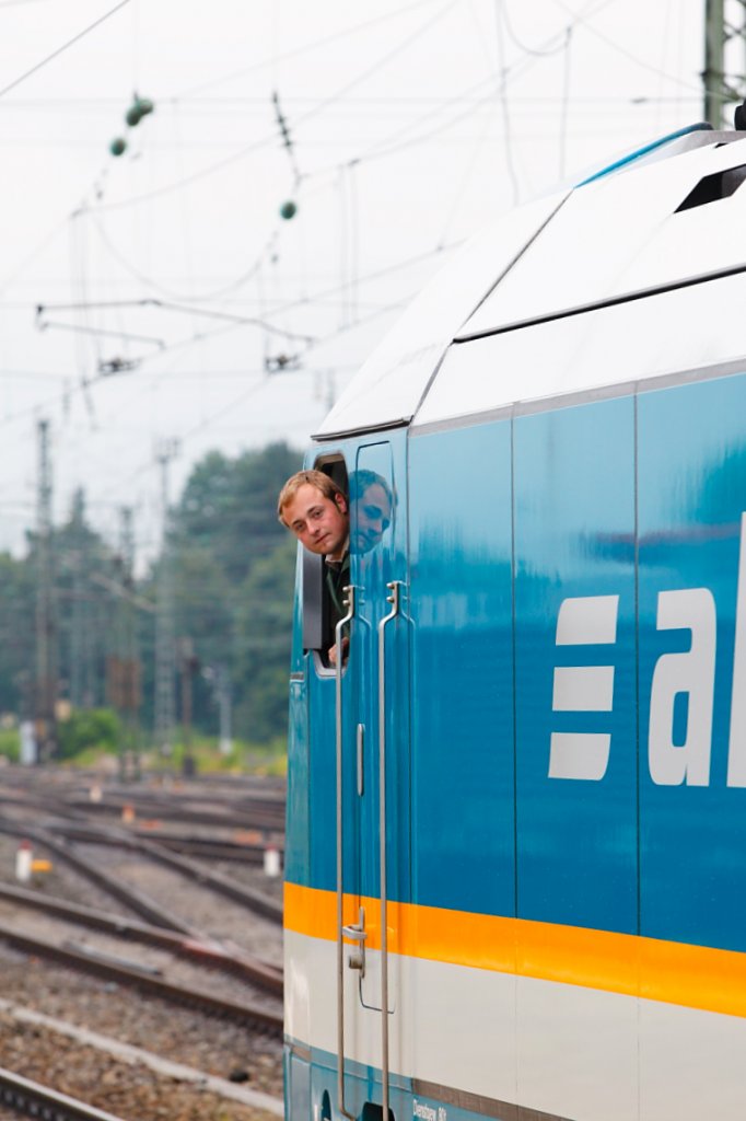 Lokfhrer Dennis H. schaut prfend an seinem Zug entlang. 

Dennis hat nichts gegen eine Verffentlichung dieser Bilder einzuwenden und hatte mich zu einer Lokbesichtigung im Mnchner Hauptbahnhof eingeladen, die ich dankend angenommen habe und zum ersten Mal den Fhrerstand des ALEX gesehen habe. Vielen Dank nochmals.