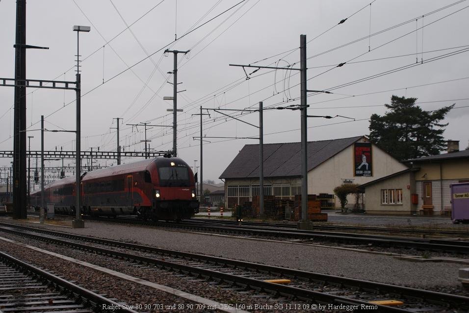 Lokfhrer-Wechsel abgeschlossen und Ausfahrsignal  offen ..
Danach setzte sich der doppelte Railjet in Bewegung, fr die Fahrt nach Zrich HB. Dies jetzt jedoch mit Steuerwagen voraus.
80 90 703 so seine nummerische Kennzeichnung.
Buchs SG 11.12.09