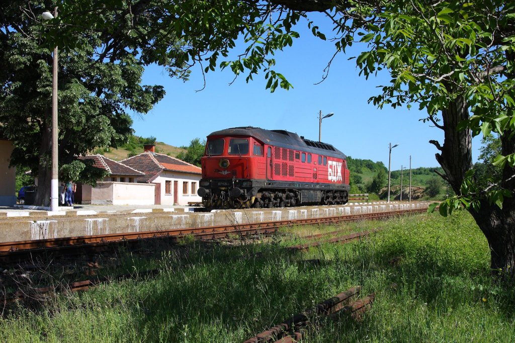 Lokhalt im romantischen Landbahnhof Most auf der Strecke Dravinograd - 
Kardzali.
Am 11.5.2013 steht die bulgarische  Ludmilla  07.124 vor dem Bahnhofsgebude
und wartet auf die Freigabe zur Weiterfahrt nach Kardzali.