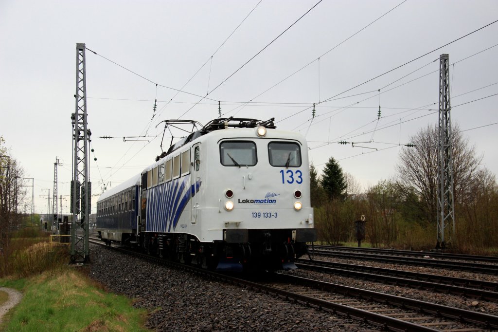 Lokomotion 139 133-3 zieht einen Touropa Wagen in Richtung Starnberg, Mnchen Westkreuz am 20.04.12