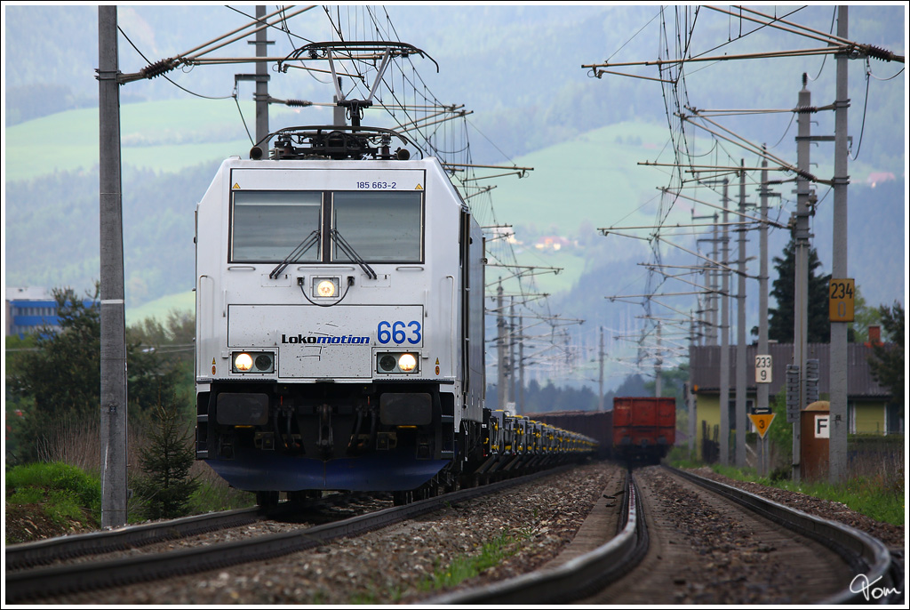 Lokomotion 185 663 fhrt mit einem Leerzug durch das Murtal.
Zeltweg 7.5.2013