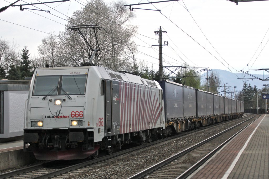 Lokomotion 185 666 mit dem Kaindlzug 61826 von H�ttau nach Salzburg-Liefering am 11.4.2012 bei der Durchfahrt in Salzburg-S�d