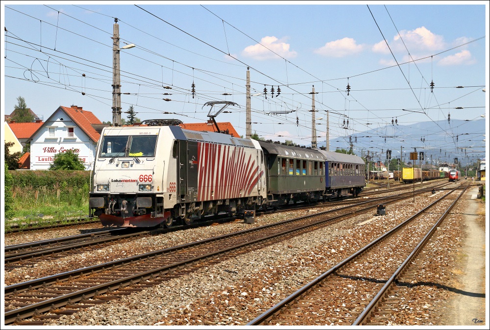 Lokomotion 185 666  Nils  fhrt mit dem Sdz 47384 mit zwei DB Reisezugwagen von Hegyeshalom nach Villach. 
Bahnhof Zeltweg 11.7.2010