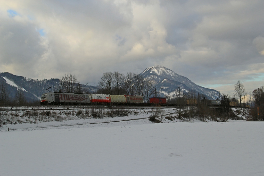 Lokomotion 186-er mit Gterzug Richtung Italien.
Kiefersfelden 14.01.2012