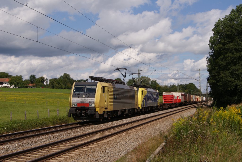 Lokomotion 189 901 + 189 912 mit einem Containerzug in Gro�karolinfeld am 13.08.2011
