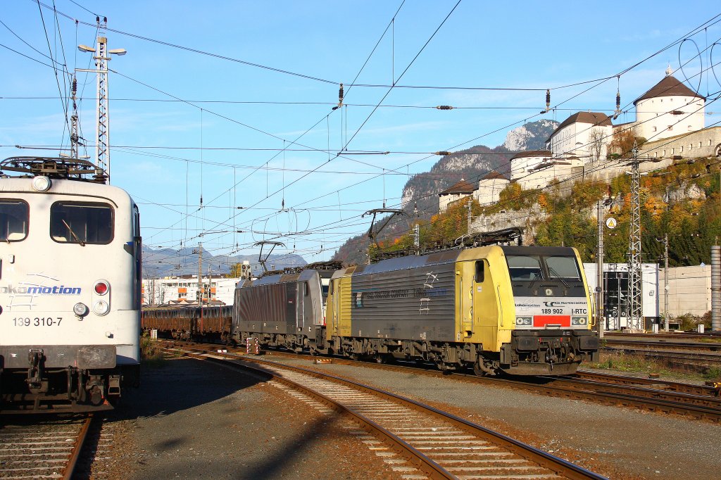 LokoMotion 189 902 ( eigentlich Dispolok ) hilft einer Railpool 186 vor einem schweren Zug mit Stahlerzeugnissen. Ausfahrt Kufstein - 21/10/2012 (fotografiert von ffentl. Gelnde)