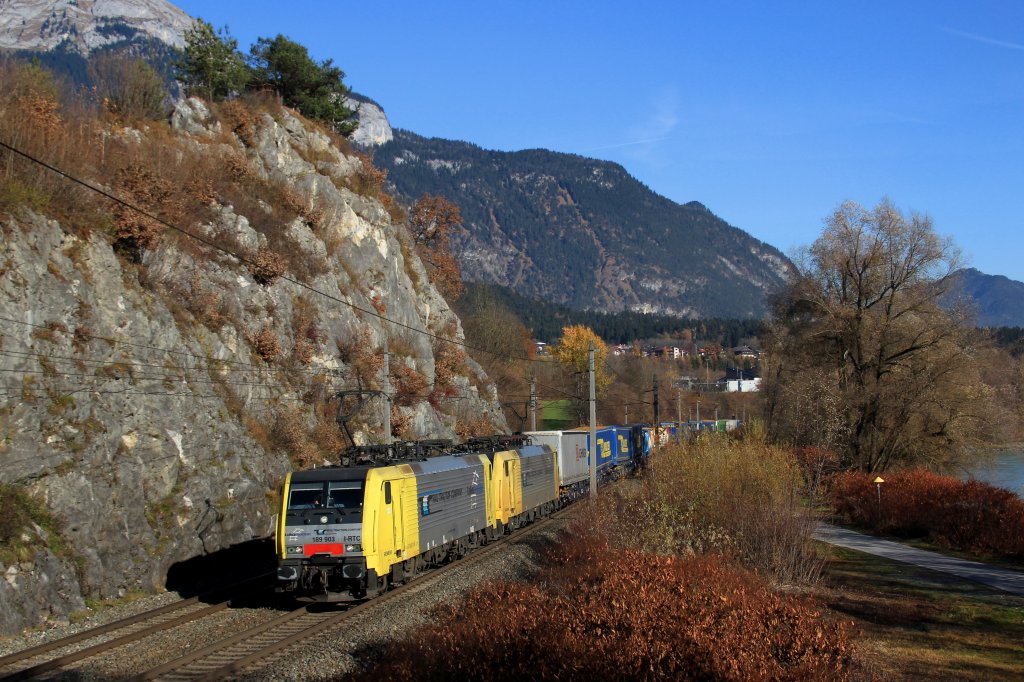 Lokomotion 189 903 und eine weitere 189 ziehen am 17.11.12 einen KLV an der Jenbacher Steinwand vorbei zum Brenner.