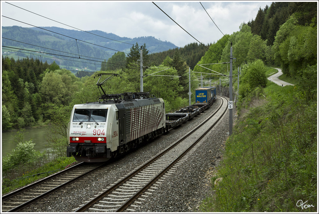 Lokomotion 189 904 fhrt mit dem STEC 43562 von Tarvisio nach Hohenau.
Judenburg 10.5.2013