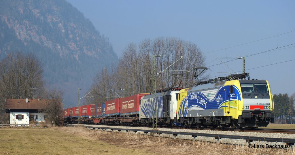 Lokomotion 189 912 und 189 917 bringen am 5.03.11 den Winner bei Niederaudorf Richtung Brenner.