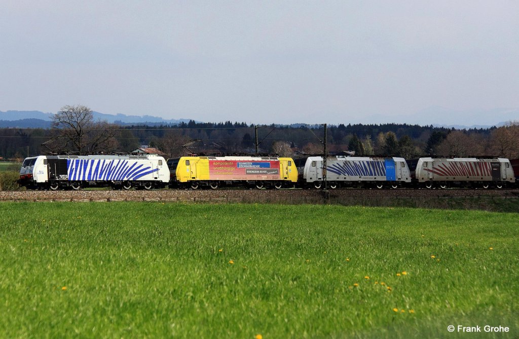 Lokomotion 189 914 + Dispolok 189 907-9 mit Reklame f�r Schweizer Eisenbahn-Revue + Railpool 186 102-0 + weiteres Zebra 186... ? vor G�terzug Richtung M�nchen, KBS 950 Kufstein - M�nchen, fotografiert bei Deutlst�tt am 17.04.2012 --> Gerade beim Fotografieren  ging das Licht aus , daher haben nur noch die beiden vorderen Loks Sonne abbekommen!
