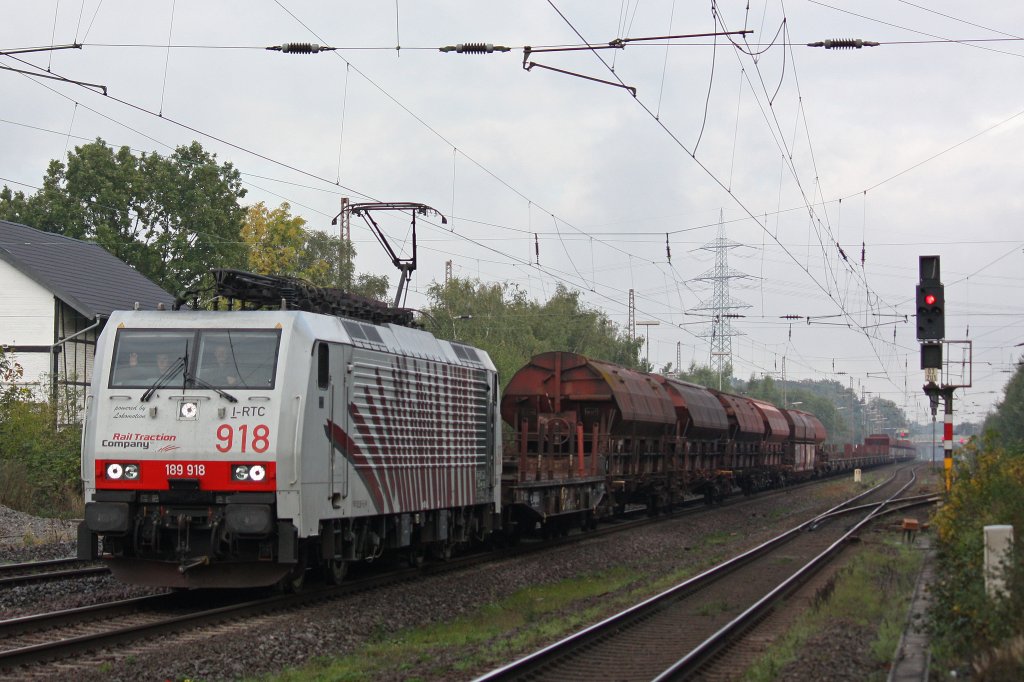 Lokomotion 189 918 am 7.10.12 mit einem Schrottzug von Gelsenkirchen-Bismarck nach Mnchen bei der Durchfahrt durch Ratingen-Lintorf.Die Wagen gingen nach Romnien.
Gru an Eric ;-)

