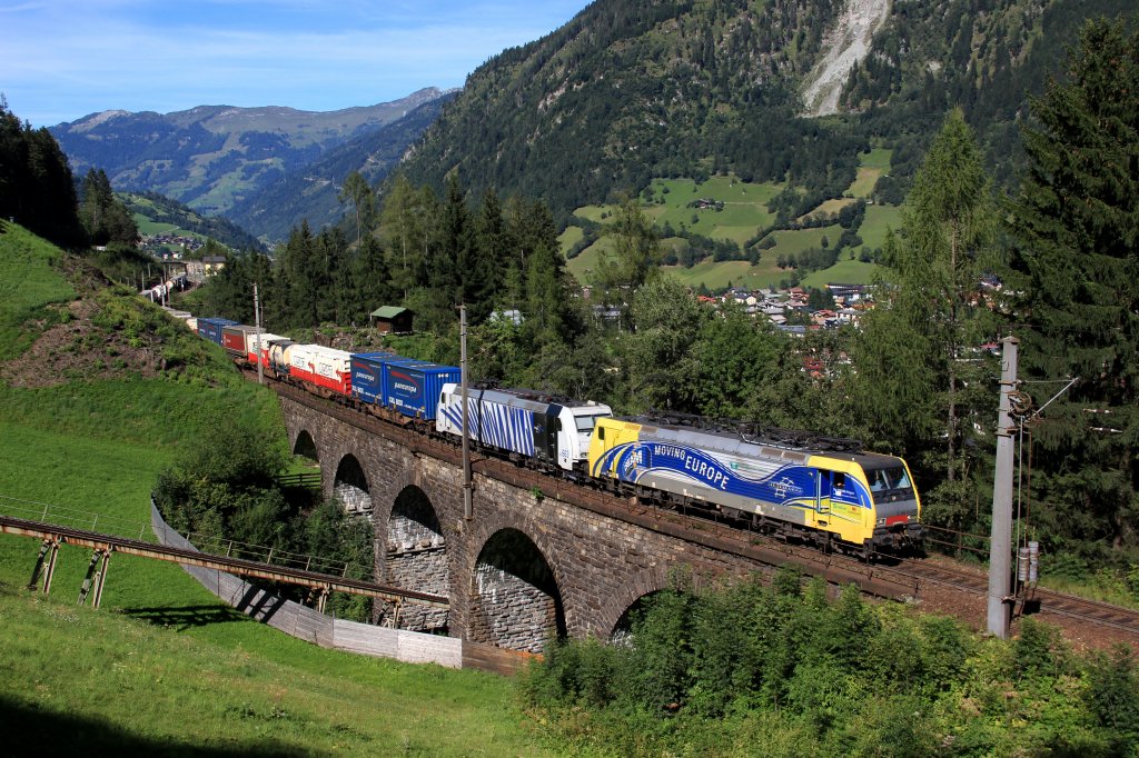 Lokomotion E 189 912 werbend fr das CREAM-Projekt und 185 663 bespannen am 28.08.12 einen KLV und ziehen ihn ber das Pyrkershhe Viadukt bei Bad Hofgastein.