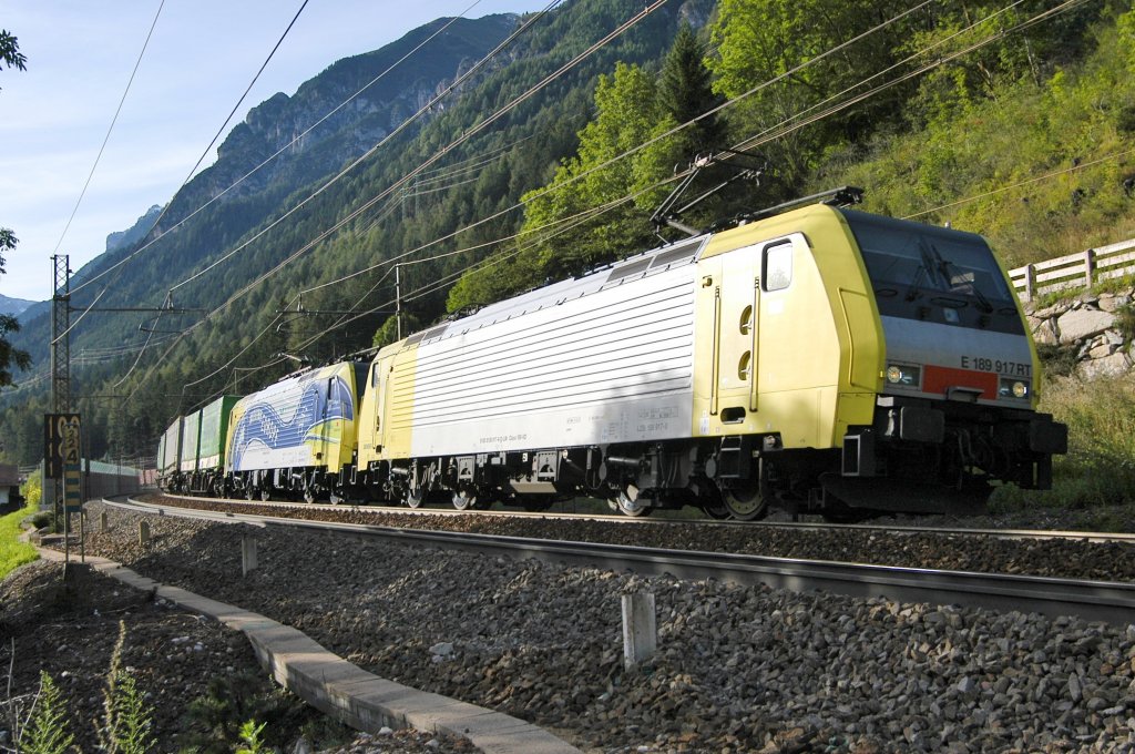 Lokomotion E 189 917 RT und E 189 912  Cream Moving Europe   ziehen kurz vor Colle Isarco/Gossensaß einen KLV-Zug in Richtung Verona, 02.09.10
