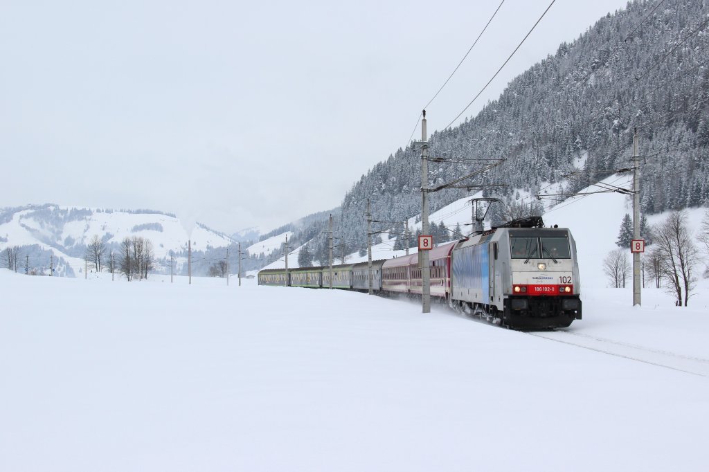 Lokomotion die II.
Im Block nach dem Schneeexpress kam am 16.02.13 dann der nchste Turnuszug bespannt von Lokomotion. Hier zieht die Railpool 186 102, angemietet von Lokomotion, ihren Zug ber den Pass Grieen bei Hochfilzen.
Liebe Gre an den Tf!